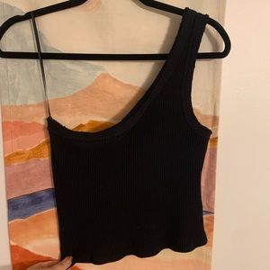Black one shoulder cropped tank